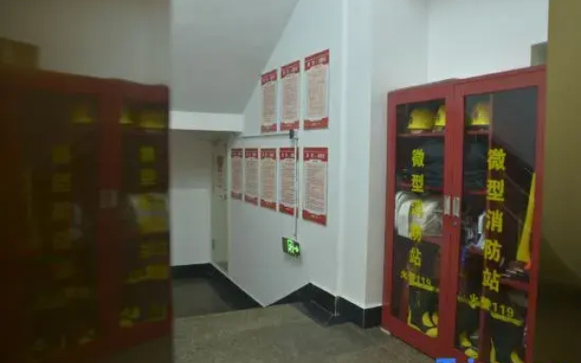 Lingyi Business Hotel (Shanghai Gaoqiao)