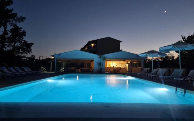 Blue Waves Aparthotel