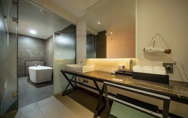 Guangming Cherbourg Hotel