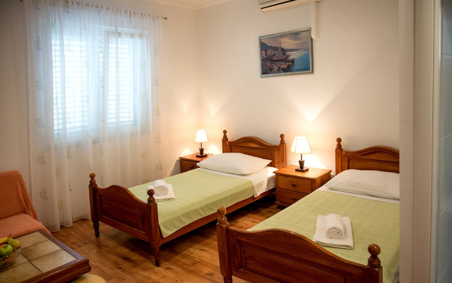 Room Robi - 50m from beach R3 Podstrana, Riviera Split