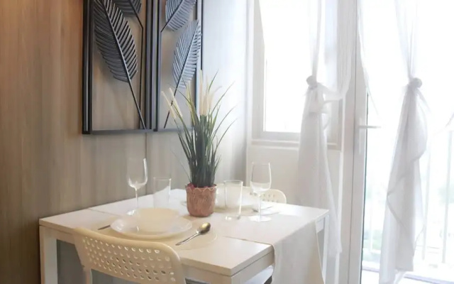 Luxury Bay Condo Near MOA With Balcony Free Wi-fi