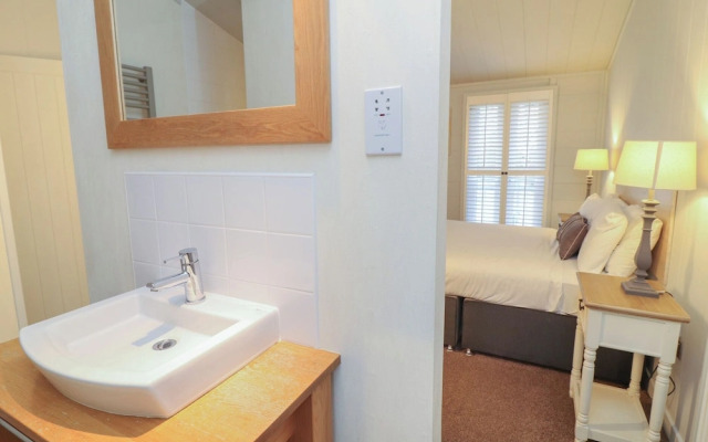 Indulgence Fishing Lodge With Private Hot Tub