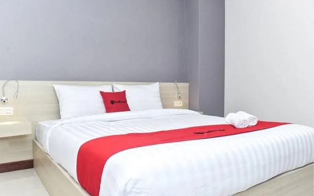 Reddoorz Plus Near Stasiun Tvri Surabaya