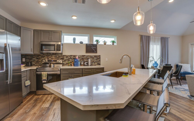 Houston Upgrade! Spacious + Modern Unit Near UH