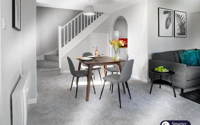 Wokingham - 2 Bed Stylish House, Central - Parking