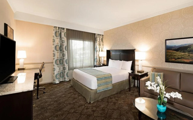 Ayres Hotel Corona – Riverside