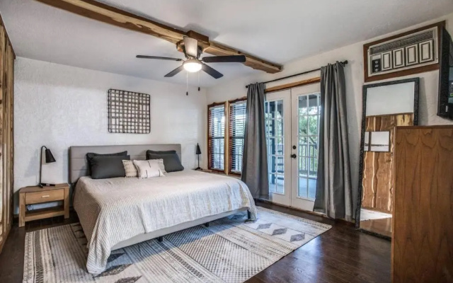 Renovated Waterfront w Dock, Sleeps 11