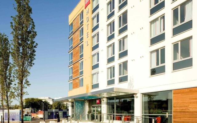 Отель ibis Bristol Temple Meads Quay вид на фасад