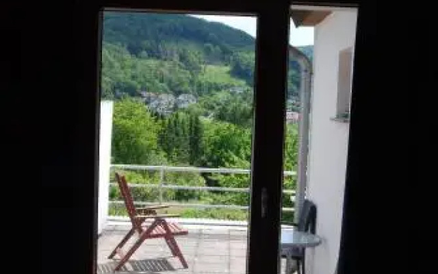 Hinter den Spiegeln