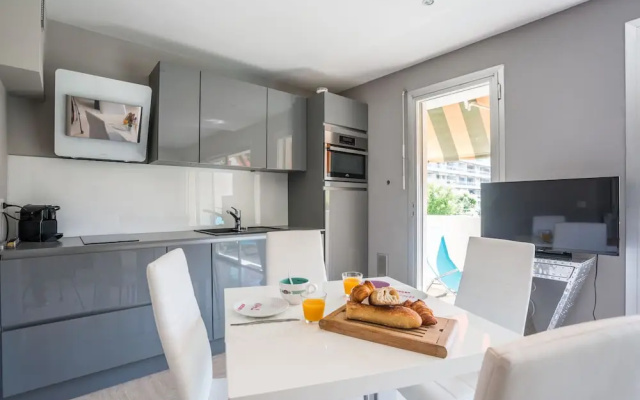 Modern A-C Studio by Weekome