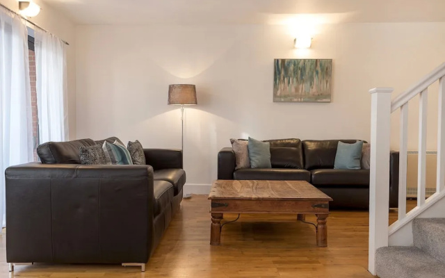 Spacious & Modern 3 Bedroom Apt Near Canary Wharf