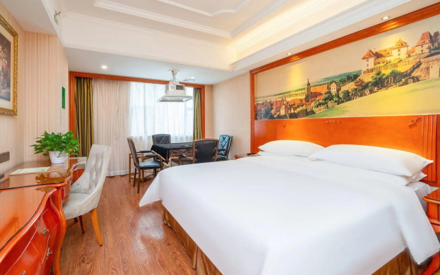Vienna International Hotel (Shenzhen Bantian Yangmei Metro Station)