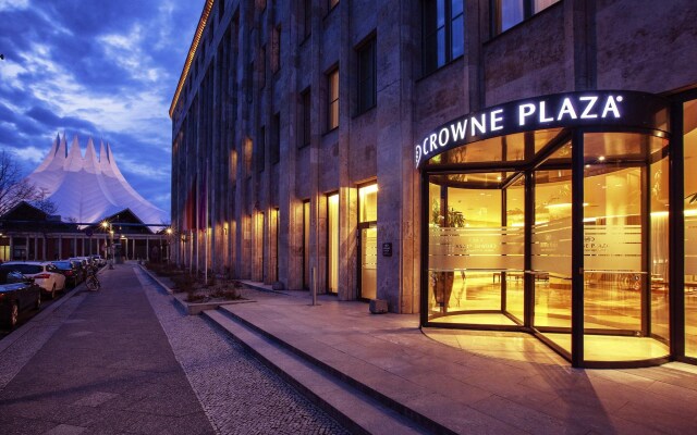 Отель Crowne Plaza Berlin - Potsdamer Platz вид на фасад