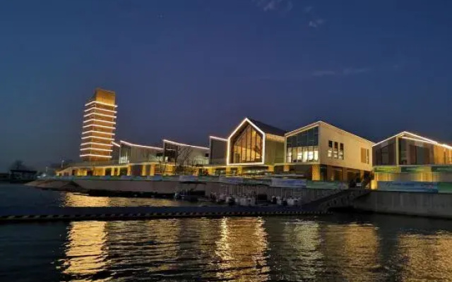 Deep Submarine Star Hotel (Yangzhou East High-speed Railway Station)