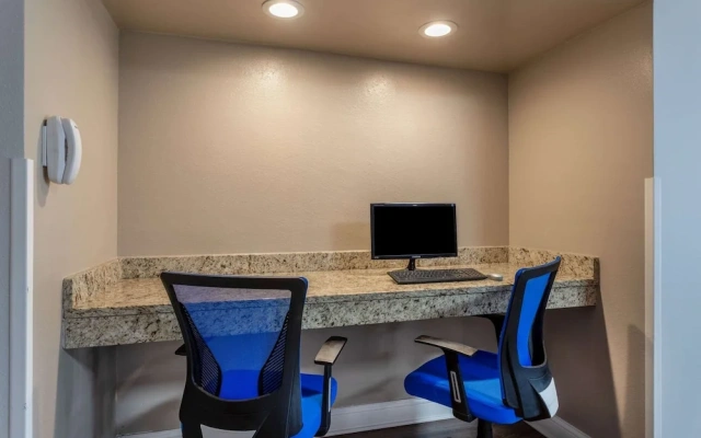 Days Inn and Suites by Wyndham Hammond, IN