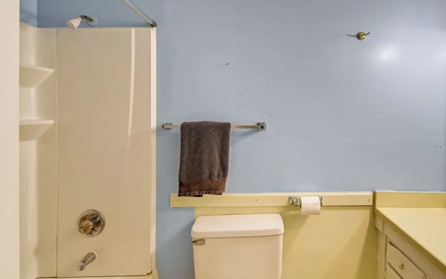 Fayetteville Vacation Rental w/ Yard!