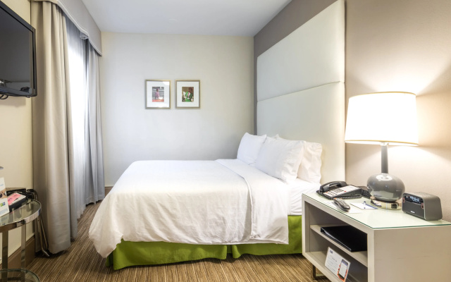 Holiday Inn Express Chicago - Magnificent Mile by IHG