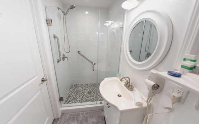 CHARMING UPGRADED 1-BEDROOM HOUSE IN GLENDALE (p55)