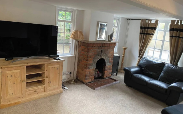 4 BR & 2 Bathroom House Parking Garden St Neots Town Centre