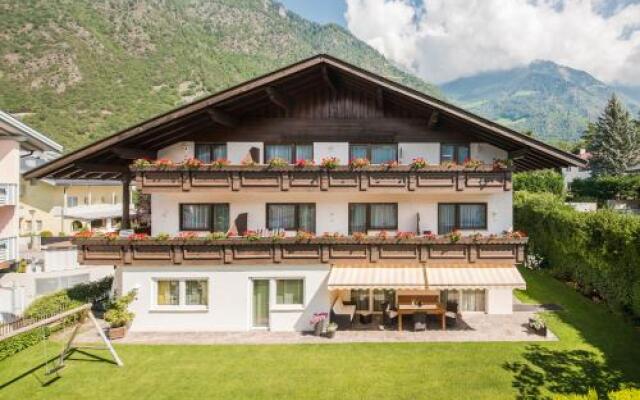 Отель Residence Edith Парчинес вид на фасад