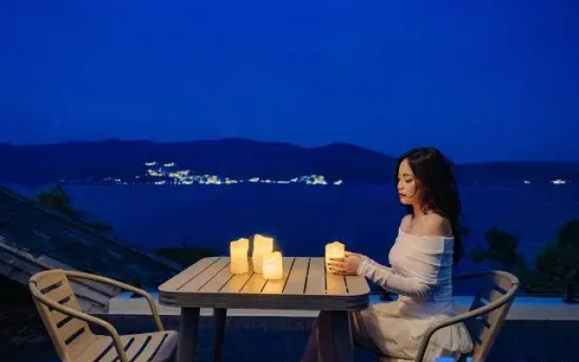 Yunyi Seascape Sunrise Xixia Yueshang Gun Scenic Apartment (Caicun Erhai)