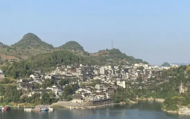 Linjiang Waterfall Viewing Inn