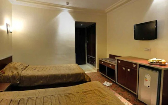 Hotel Piroozy