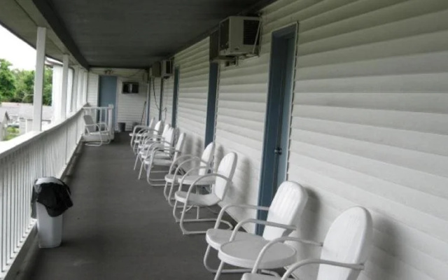 Twin Lakes Inn