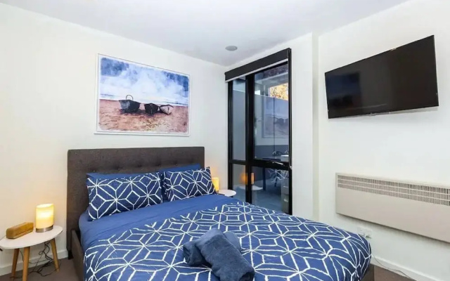 Unwind Bond Quarter Apartment 106