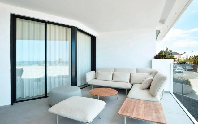 Infinity 0-3 LUXE PARTIAL SEA VIEW 2B