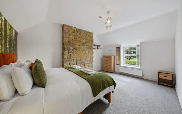 Host Stay The Staffordshire Knot