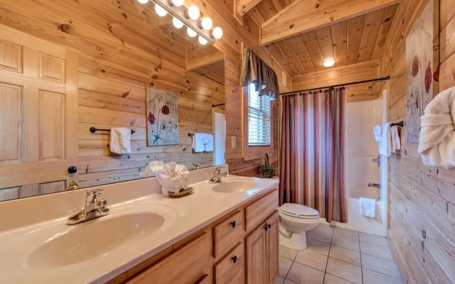 Misty Mountain Hideaway - Three Bedroom Cabin