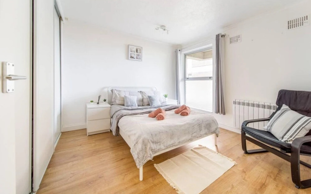 Livestay - 2 Bed Apt, Free Parking in Luton