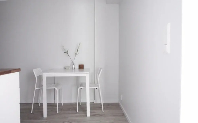 Spacious Downtown Apt with Balcony that Hosts 10