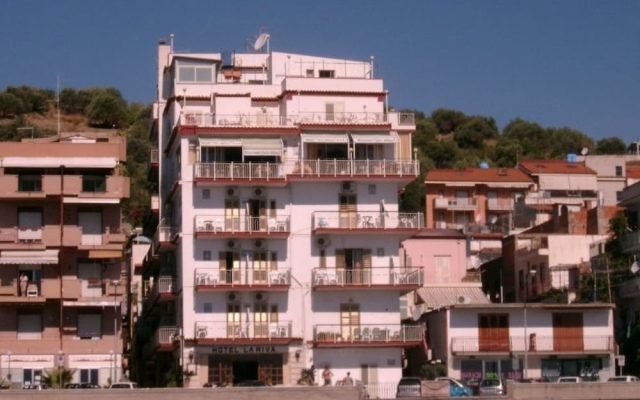 Hotel La Riva Джардини Наксос вид на фасад