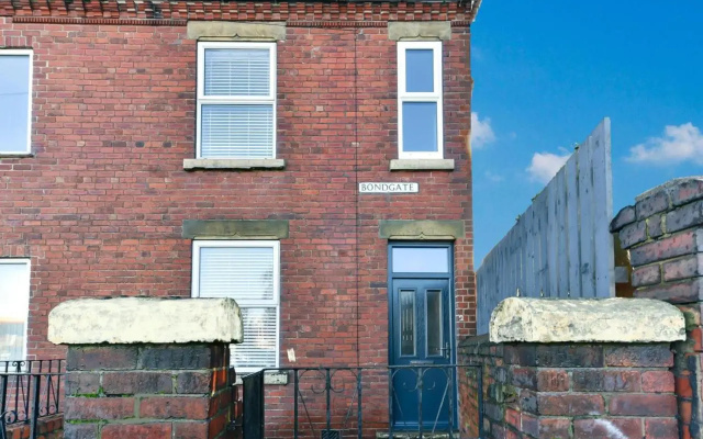 4 Bedroom, 2 Bathroom House - Free Parking