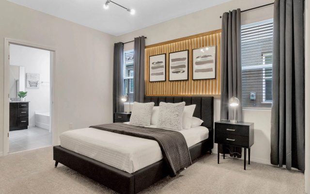 7 Bedrooms- 5,5 Bathrooms Solterra 7599 Ol