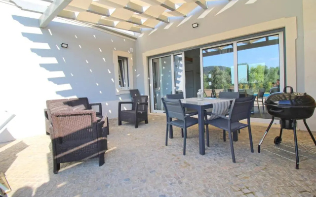 Semi-detached Villa With Pool In Rural Setting