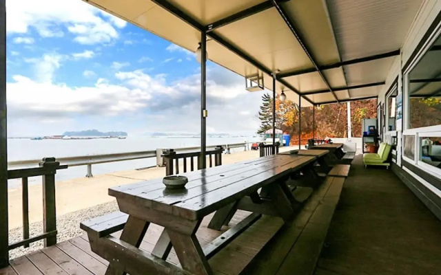 Taean (Anmyeondo) SsingSsing Pension