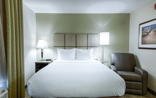 Candlewood Suites Lakeville I-35