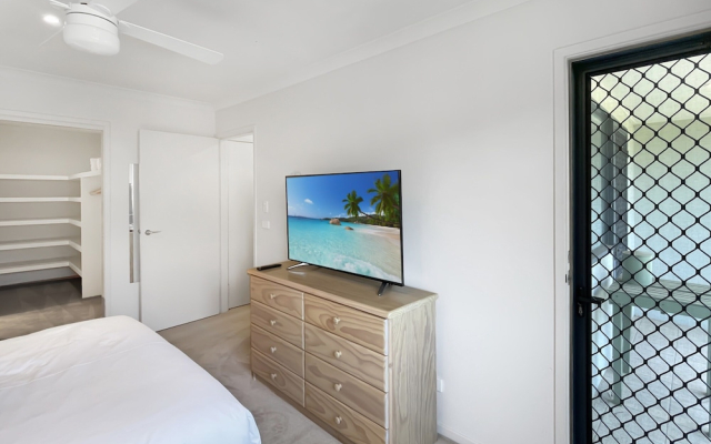 Beachside 3-bed Apartment With Garage Parking