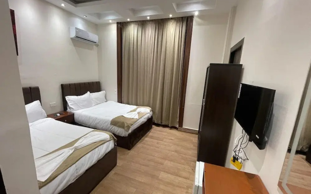 Motel 5 Square