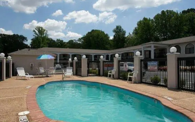 Econo Lodge Inn & Suites Memphis