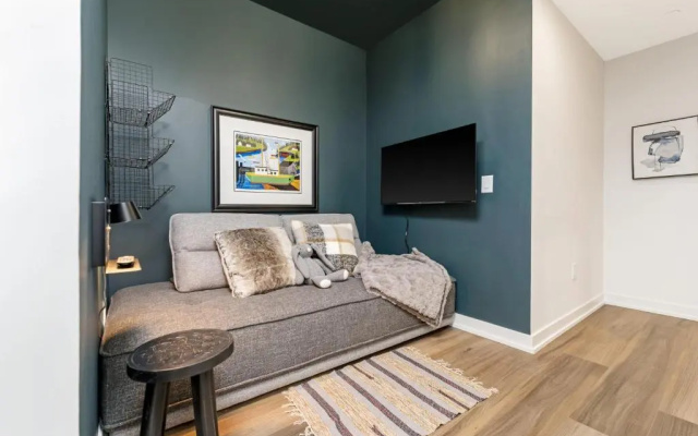 Stylish Downtown 1BR Condo - Superb Views