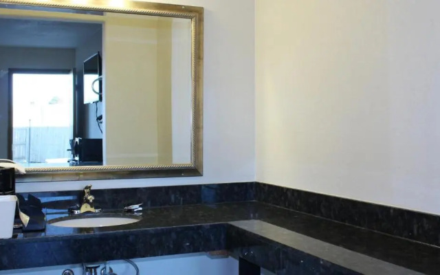 Royal Inn Suites