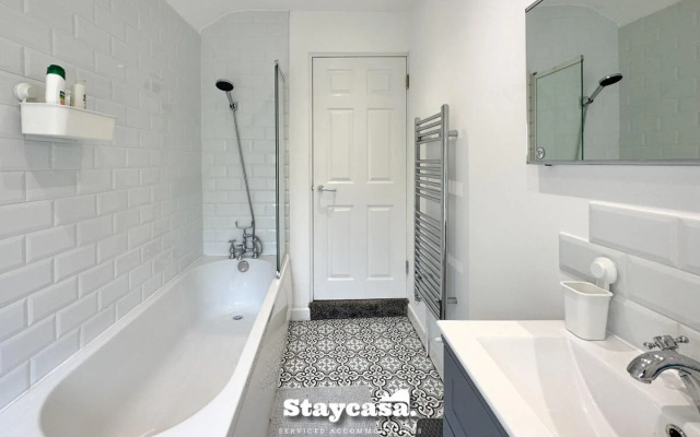 Stunning Design 3 Bedroom House Street Parking