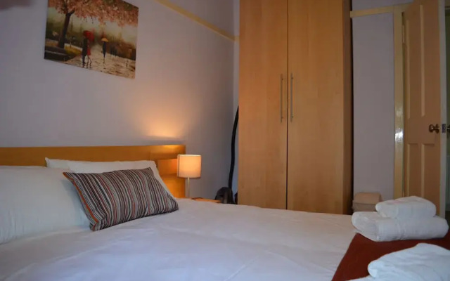 Glasgow Scotstoun Cottage Flat