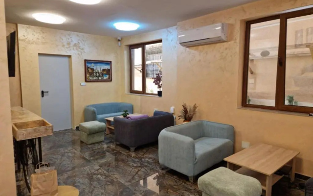 Hotel Leda