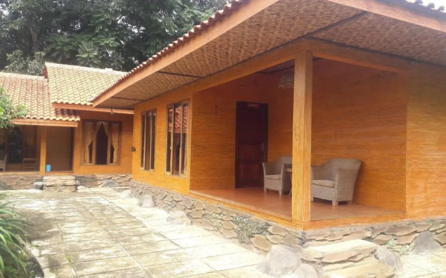 OYO 2922 Wisma Kampoeng Ciherang Syariah