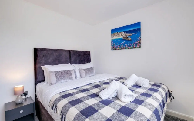 Elegant 5 Bed Home with Garden- Slough